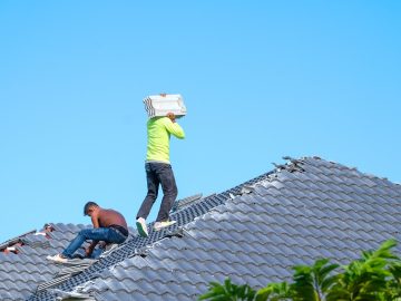 Ilustrasi - bahayanya pekerja atap tidak pakai APD