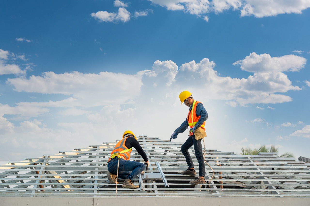 Ilustrasi pekerja konstruksi di rangka atap baja ringan